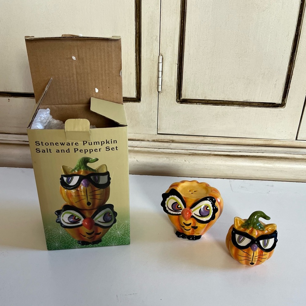 NIB Cracker Barrel Fall Halloween Salt & Pepper Cat & Owl Pumpkin, Stackable